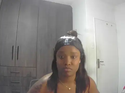 Snapshot of Cherry-OnTop chatting on 11.02.25 Cherry-OnTop online show from 11.02.25