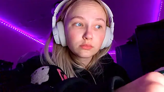 KarinRobertson online show from 12.03.25