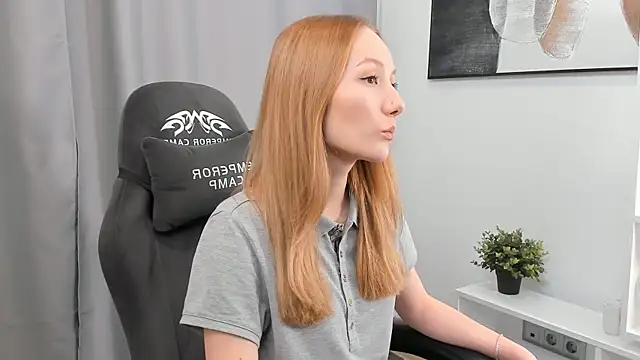 Snapshot of NikoleOwen chatting on 11.15.25 NikoleOwen online show from 11.15.25