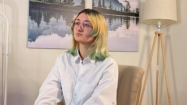 Snapshot of JoannieDrissel chatting on 11.04.25 JoannieDrissel online show from 11.04.25