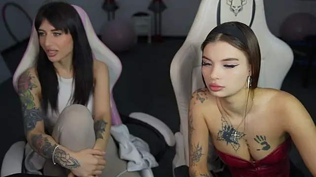 Snapshot of Mireya054 chatting on 12.16.25 Mireya054 online show from 12.16.25