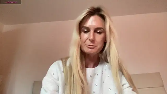 Snapshot of Alexis_Newick chatting on 11.06.25 Alexis Newick online show from 11.06.25