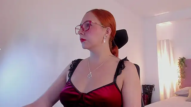 Snapshot of MistressErza chatting on 06.12.26 MistressErza online show from 06.12.26