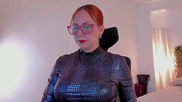 Snapshot of MistressErza chatting on 06.16.26 MistressErza online show from 06.16.26