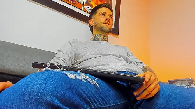 Snapshot of Supreme_Alpha chatting on 11.04.25 Supreme Alpha online show from 11.04.25