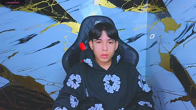 Snapshot of Suarezz10_ chatting on 11.06.25 Suarezz10 online show from 11.06.25