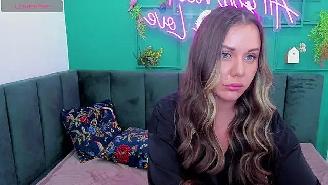 Snapshot of TracyMooree chatting on 11.09.25 TracyMooree online show from 11.09.25