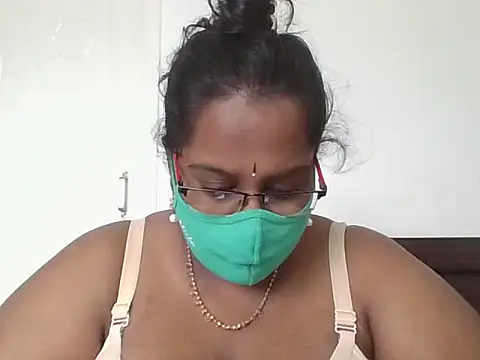 Snapshot of hootypriya chatting on 11.05.25 hootypriya online show from 11.05.25