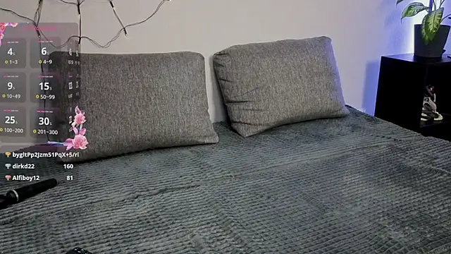 Snapshot of violetwluv chatting on 11.10.25 violetwluv online show from 11.10.25