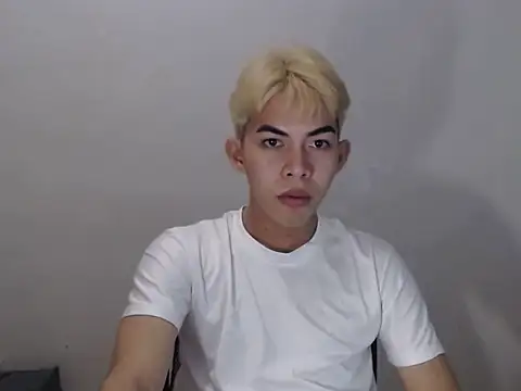 Snapshot of Urhotsilverboy chatting on 05.22.26 Urhotsilverboy online show from 05.22.26