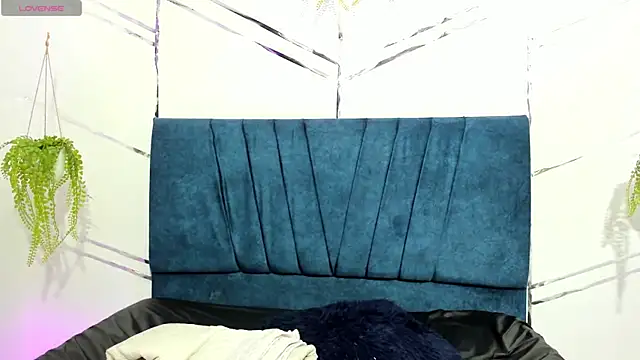 Paris Evans  online show from 01.12.26