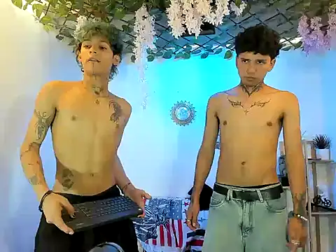 Snapshot of LATINDICKS chatting on 11.05.25 LATINDICKS online show from 11.05.25