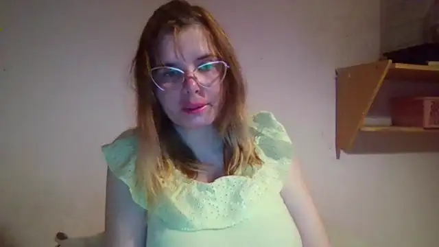 Snapshot of HornyElena chatting on 11.13.25 HornyElena online show from 11.13.25