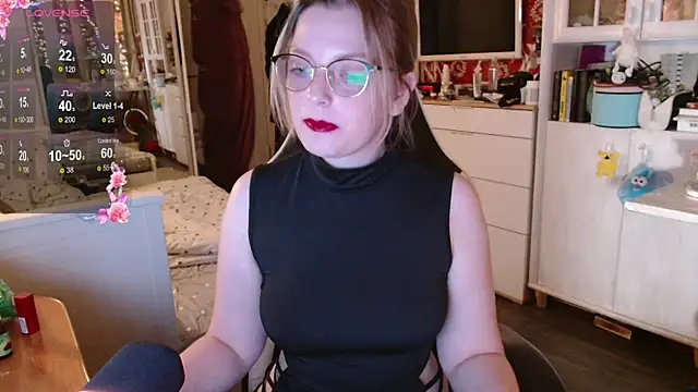 Snapshot of dominyantrix chatting on 11.15.25 dominyantrix online show from 11.15.25