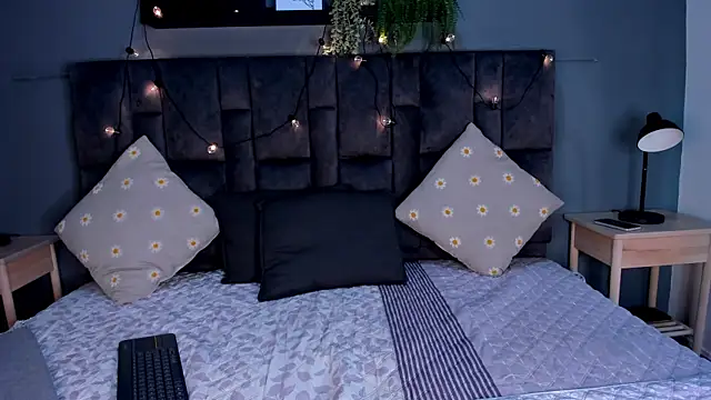 Snapshot of AnaVoss__ chatting on 11.18.25 AnaVoss online show from 11.18.25