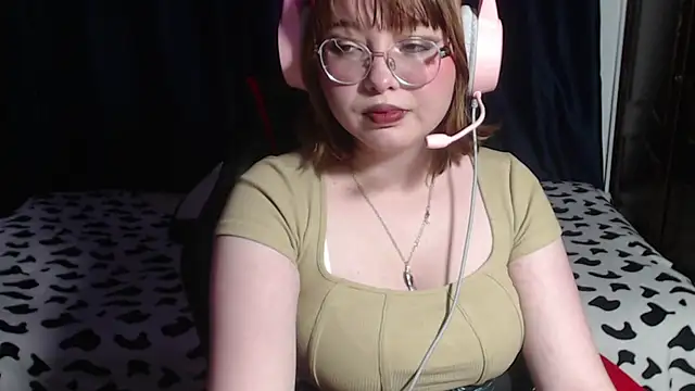 Snapshot of Michi_sauria1 chatting on 12.04.25 Michi sauria1 online show from 12.04.25