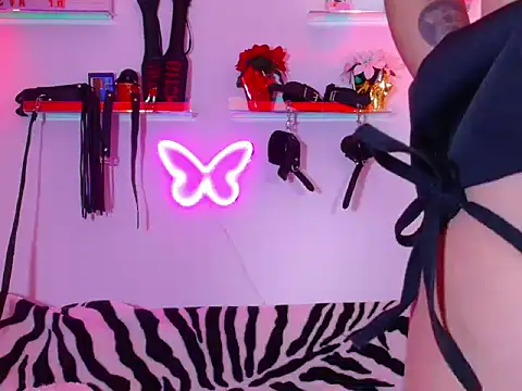 Snapshot of ItsMimi_ chatting on 11.08.25 ItsMimi online show from 11.08.25