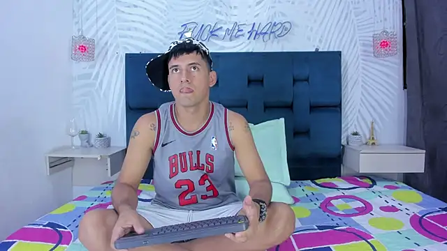 Snapshot of KEVIN_MCKINLEY chatting on 11.07.25 KEVIN MCKINLEY online show from 11.07.25