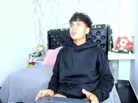 Snapshot of Valentino_Lane chatting on 12.16.25 Valentino Lane online show from 12.16.25