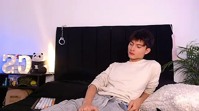 Snapshot of thomasbennett_ chatting on 11.08.25 thomasbennett online show from 11.08.25