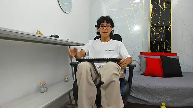 Snapshot of Zoro_V chatting on 11.11.25 Zoro V online show from 11.11.25