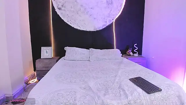 Snapshot of ZarinaWynne chatting on 11.17.25 ZarinaWynne online show from 11.17.25