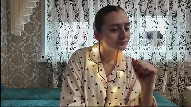 Snapshot of SweetLiaison chatting on 12.04.25 SweetLiaison online show from 12.04.25