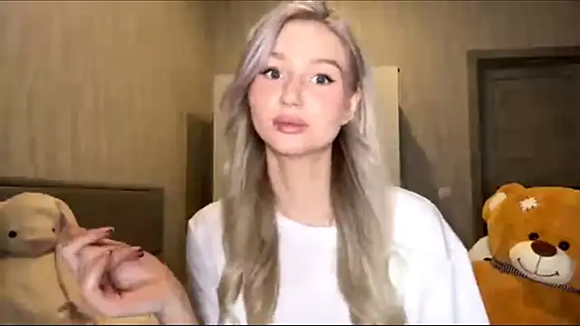 Snapshot of MoonlitCrystalia chatting on 11.09.25 MoonlitCrystalia online show from 11.09.25
