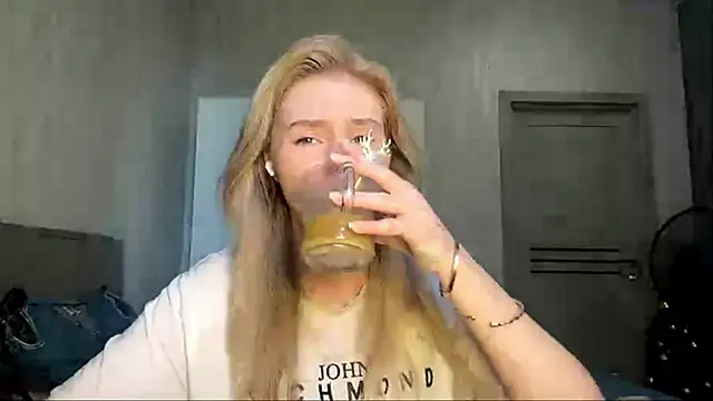 Snapshot of MoonlitCrystalia chatting on 06.30.26 MoonlitCrystalia online show from 06.30.26