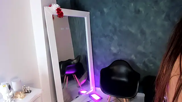 BellaRooux online show from 12.22.25