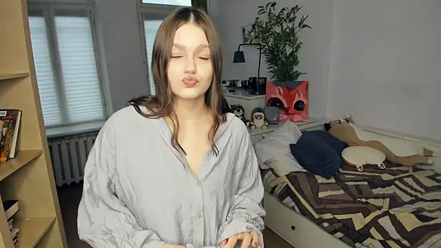 Snapshot of RosseLavish chatting on 11.27.25 RosseLavish online show from 11.27.25