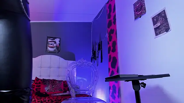 Halley Ravenn online show from 11.26.25