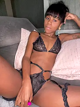 Snapshot of mayalouise chatting on 11.19.25 mayalouise online show from 11.19.25