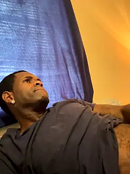 Snapshot of CrookedBeaut chatting on 12.04.25 CrookedBeaut online show from 12.04.25