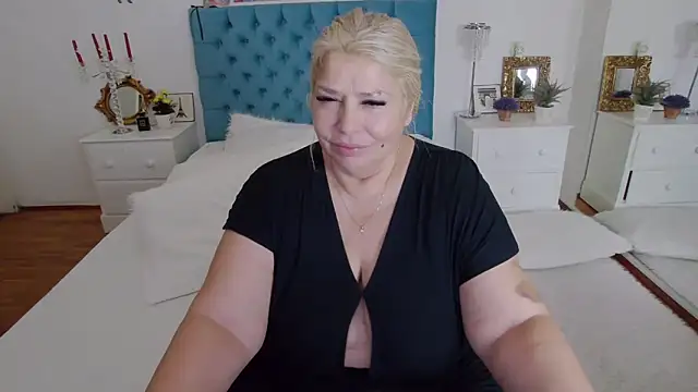 Snapshot of ByaStorm chatting on 09.10.25 ByaStorm online show from 09.10.25