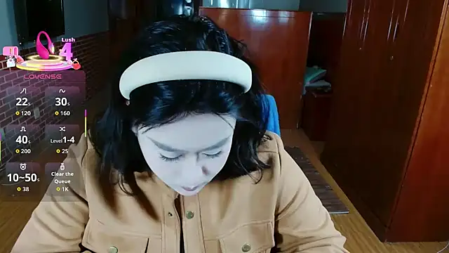 Snapshot of sallybing chatting on 11.20.25 sallybing online show from 11.20.25