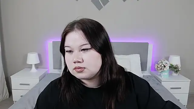 Snapshot of EvaNova_ chatting on 11.10.25 EvaNova online show from 11.10.25