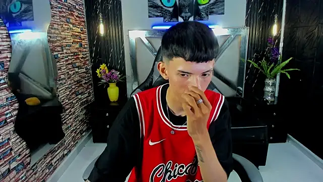 Snapshot of Arthur_Loui chatting on 11.08.25 Arthur Loui online show from 11.08.25