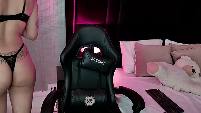 EllaEvanz online show from 11.26.25