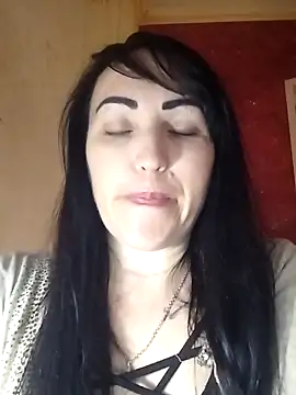 Snapshot of ArianaXFresh chatting on 11.28.25 ArianaXFresh online show from 11.28.25