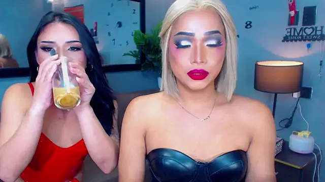 Snapshot of SavageSisters chatting on 11.09.25 SavageSisters online show from 11.09.25