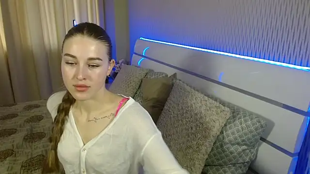 Snapshot of cutie_violet chatting on 11.12.25 cutie violet online show from 11.12.25