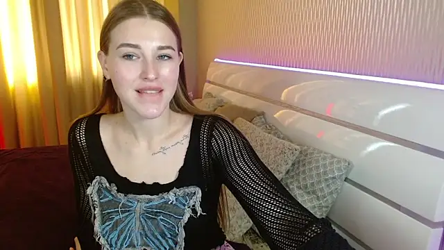 Snapshot of cutie_violet chatting on 11.15.25 cutie violet online show from 11.15.25