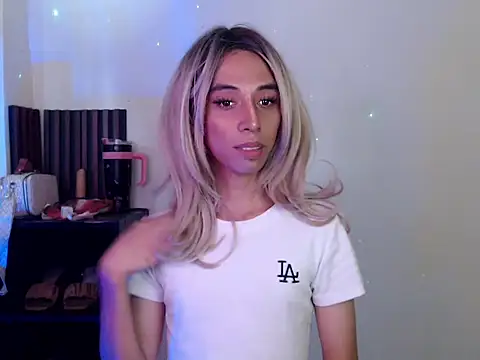 Snapshot of evelynfucker chatting on 11.11.25 evelynfucker online show from 11.11.25