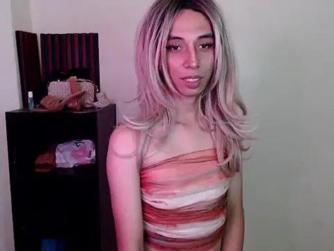 Snapshot of evelynfucker chatting on 11.12.25 evelynfucker online show from 11.12.25