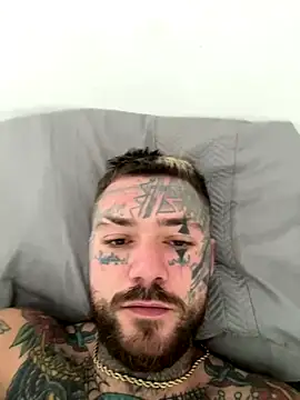 Snapshot of magicmichaell chatting on 11.10.25 magicmichaell online show from 11.10.25