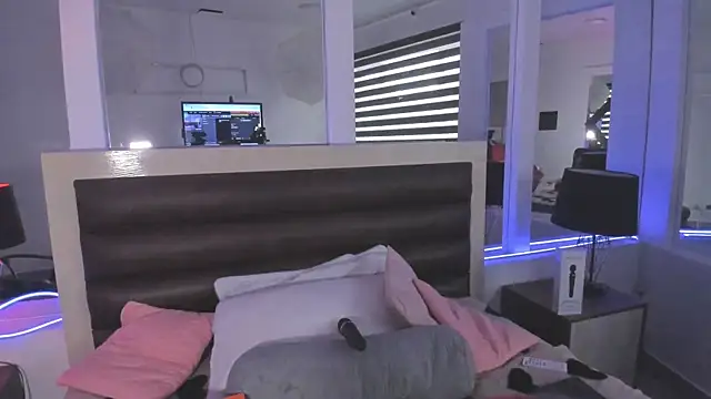 LaurenSpitz online show from 12.02.25