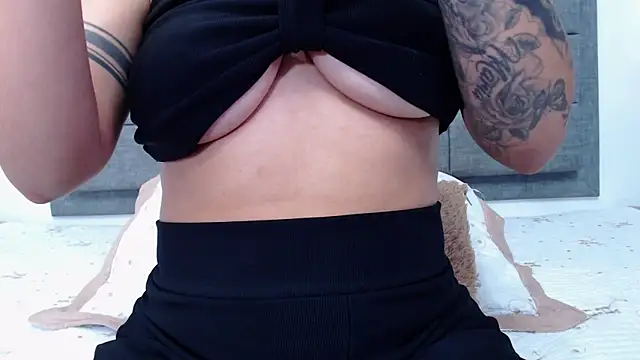 Snapshot of Ana_Paula0 chatting on 11.28.25 Ana Paula0 online show from 11.28.25