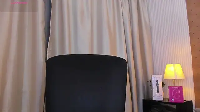 Snapshot of cleeo_nile chatting on 12.17.25 cleeo nile online show from 12.17.25