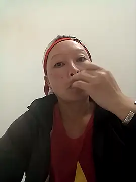 girl-hot2x online show from 11.17.25